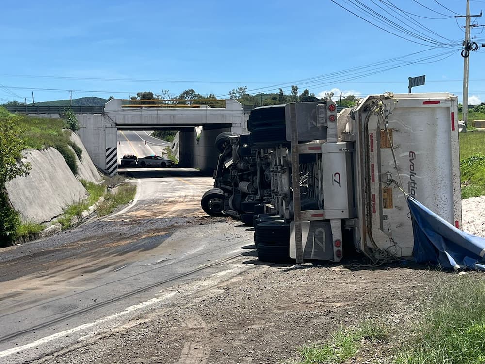 Accidente de tráiler causa cierre total en puente de acceso a la carretera Palmillas-Huichapan