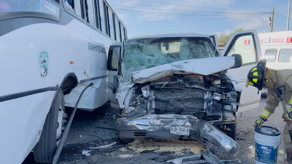 Accidente entre combi y camión en carretera San Juan del Río-Xilitla deja 22 lesionados