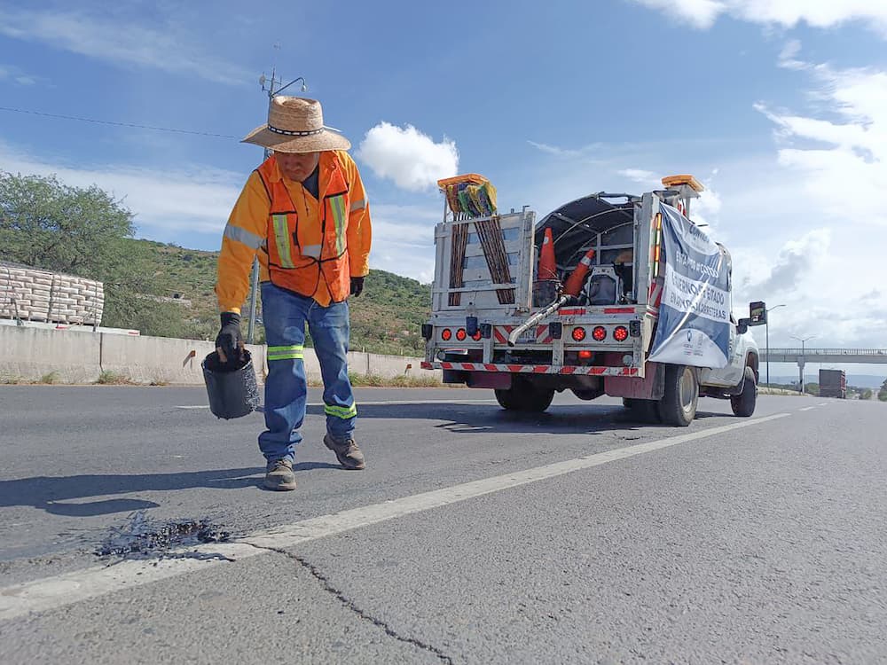 Autoridades estatales realizan el mantenimiento de la Carretera Federal 120