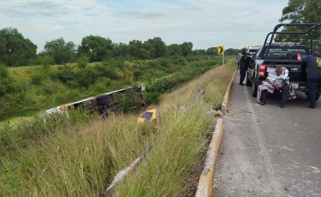 Camión de transporte de personal cae en canal de agua en San Juan del Río