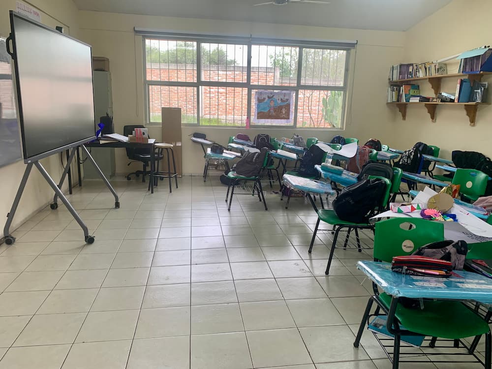 Equipa USEBEQ con pantallas digitales a telesecundarias de Huimilpan