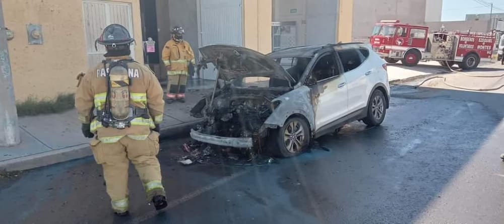 Camioneta se incendia en centro de Ezequiel Montes; solo reportan daños materiales