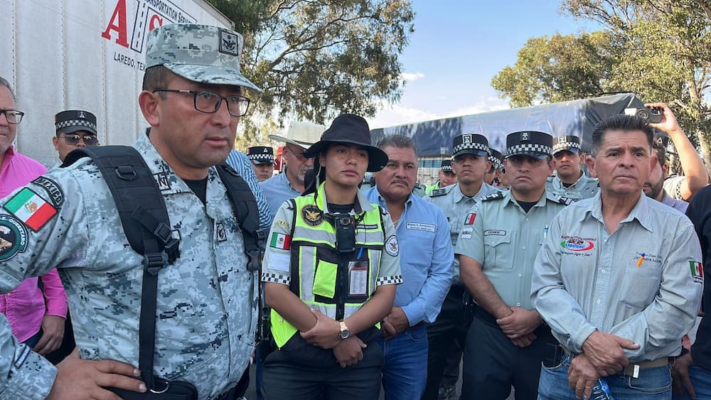 Transportistas bloquean carretera San Juan del Río-Coroneo en protesta contra supuestos actos de corrupción