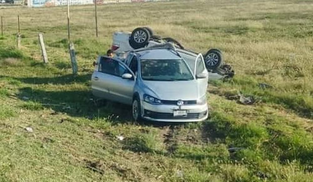 Choque provoca volcadura en la 57 a la altura de la comunidad de El Sauz en Pedro Escobedo