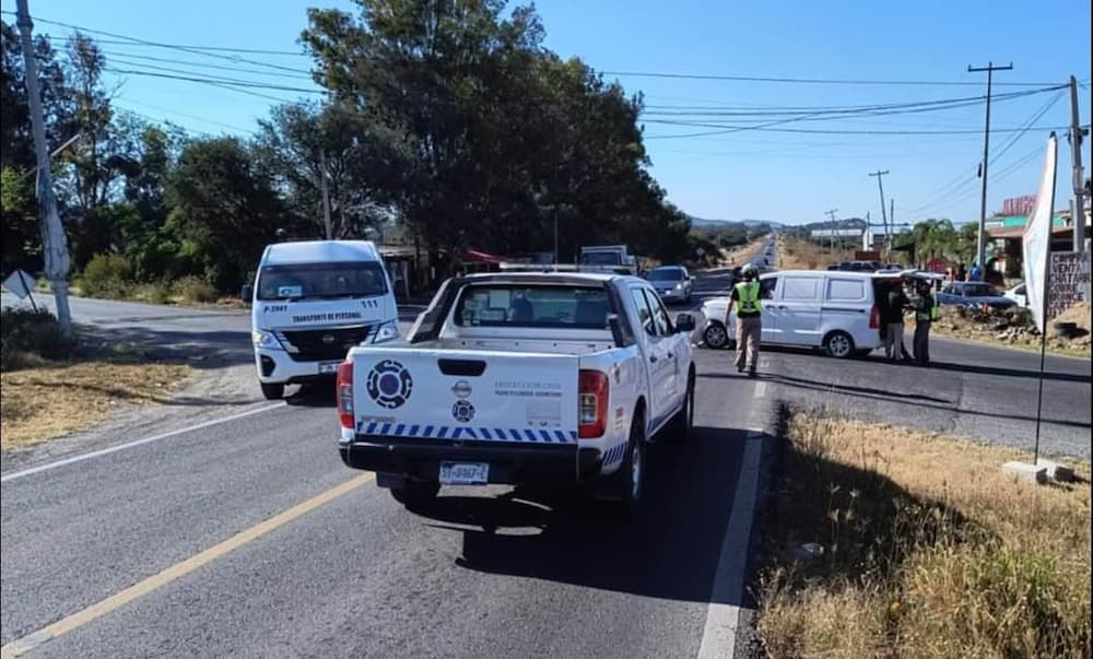 Fuerte choque entre camionetas de transporte de personal genera caos vial en Los Cues