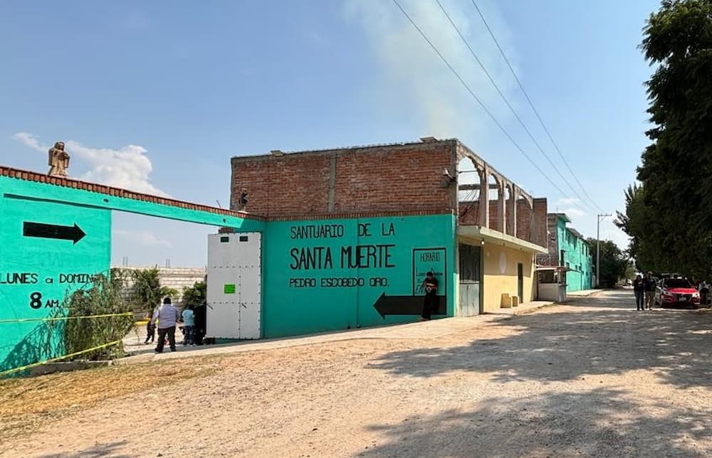 Cientos de devotos acuden al Santuario de Pedro Escobedo para celebrar a la Santa Muerte