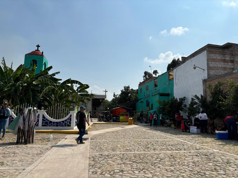 Cientos de devotos acuden al Santuario de Pedro Escobedo para celebrar a la Santa Muerte