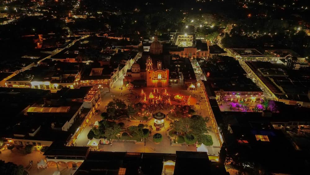 Inicia festival Tejedores de Luz con encendido del altar monumental dedicado a los artesanos de Tequisquiapan