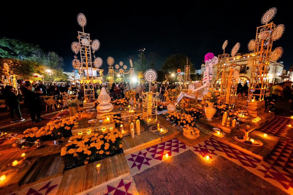 Inicia festival Tejedores de Luz con encendido del altar monumental dedicado a los artesanos de Tequisquiapan