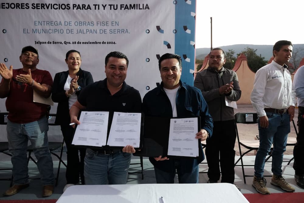 Entrega SEDESOQ escrituras públicas a familias de Jalpan
