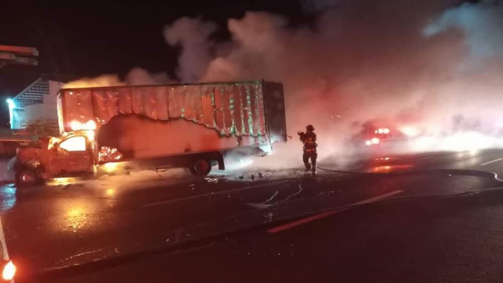 Choque e incendio de tráiler provoca cierre parcial en autopista México-Querétaro, SJR