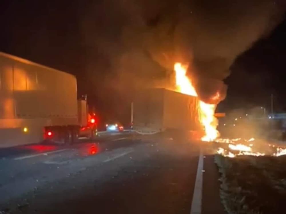 Choque e incendio de tráiler provoca cierre parcial en autopista México-Querétaro, SJR