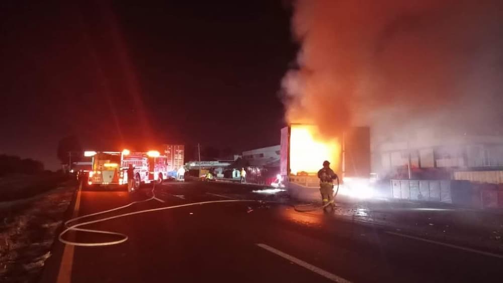 Choque e incendio de tráiler provoca cierre parcial en autopista México-Querétaro, SJR