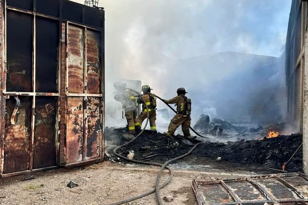 Intenso incendio en bodega de material reciclado en San Pedro Ahuacatlán, SJR