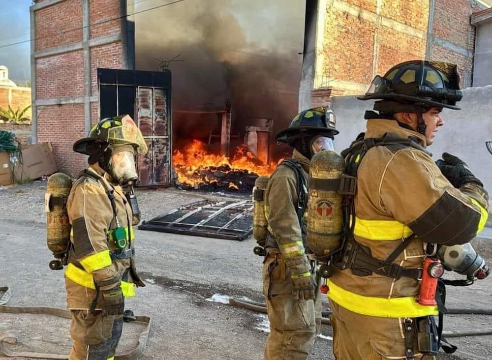 Intenso incendio en bodega de material reciclado en San Pedro Ahuacatlán, SJR