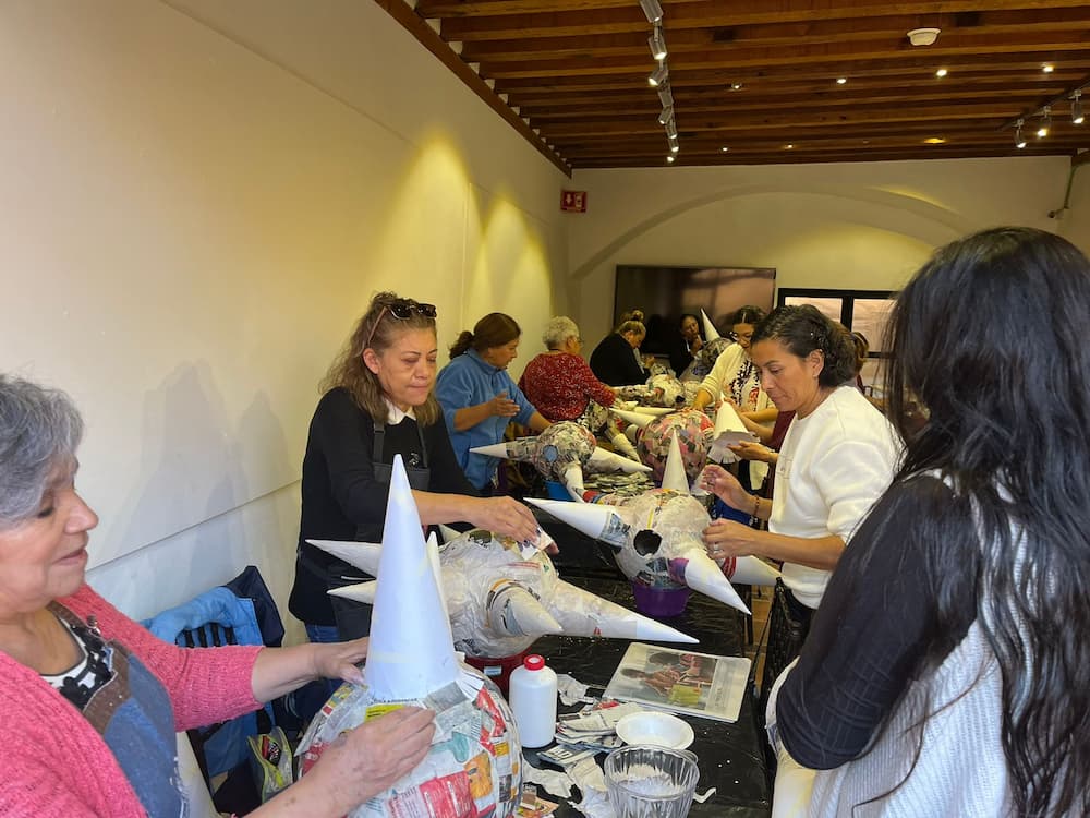 Mujeres sanjuanenses aprenden a elaborar piñatas en curso impulsado por el gobierno municipal