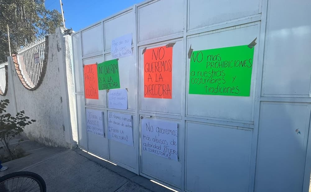 Protestan y cierran escuela en San Miguel Galindo por desacuerdos con la directora