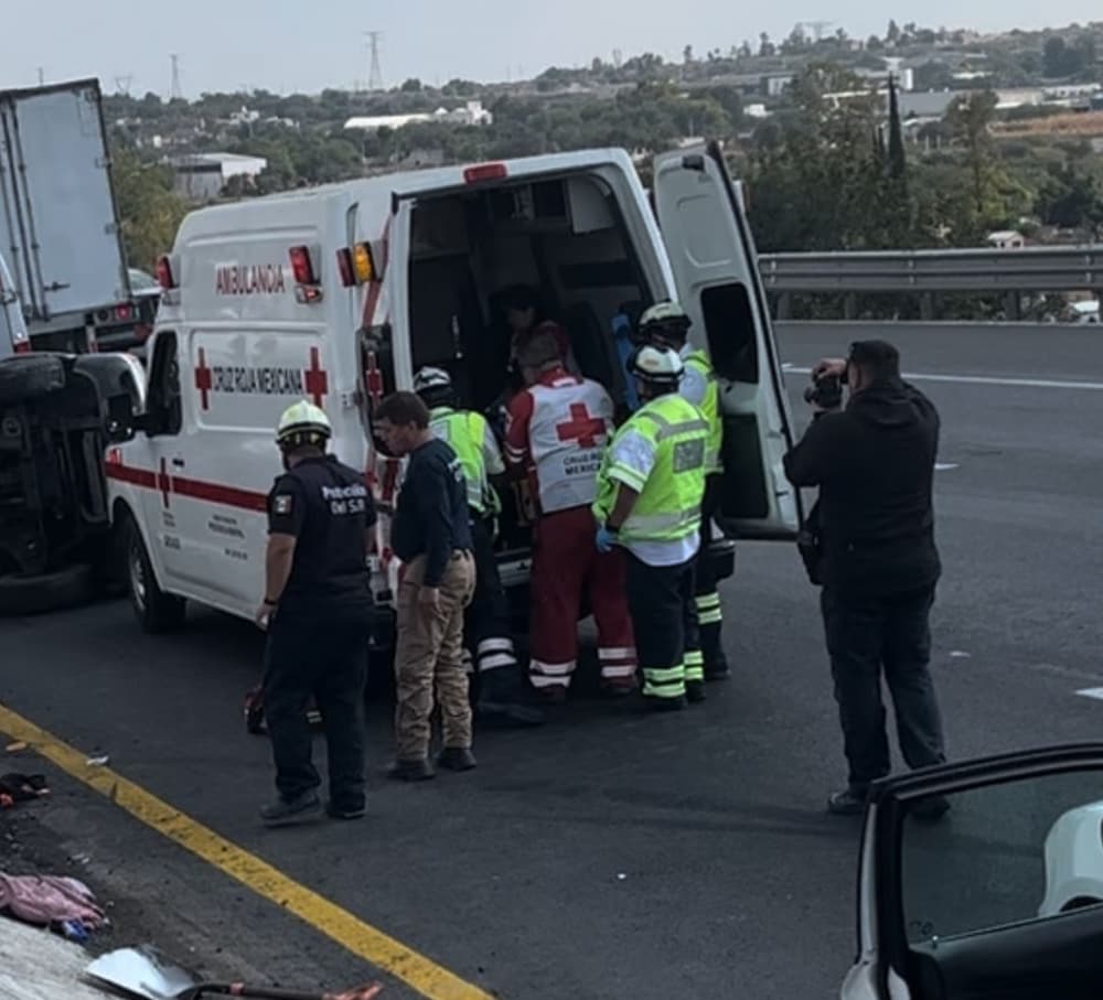 Trabajador de limpieza gravemente herido tras accidente en autopista federal 57 en SJR