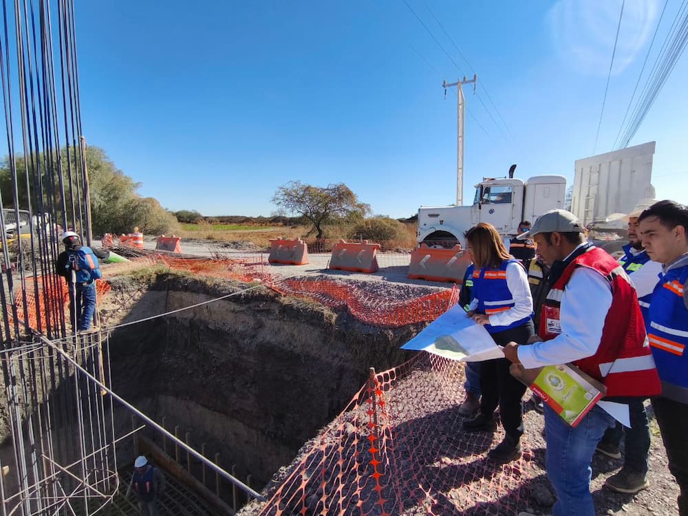 Autoridades estatales supervisan construcción de puente vial en Ezequiel Montes Autoridades estatales supervisan construcción de puente vial en Ezequiel Montes