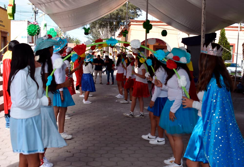 Realizan secundarias de la USEBEQ primer tianguis turístico de pueblos mágicos