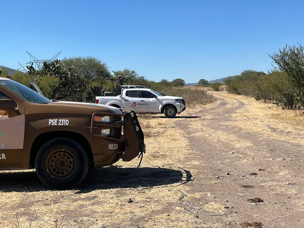 Autoridades controlan fuga de gasolina por toma clandestina en Las Postas, Pedro Escobedo