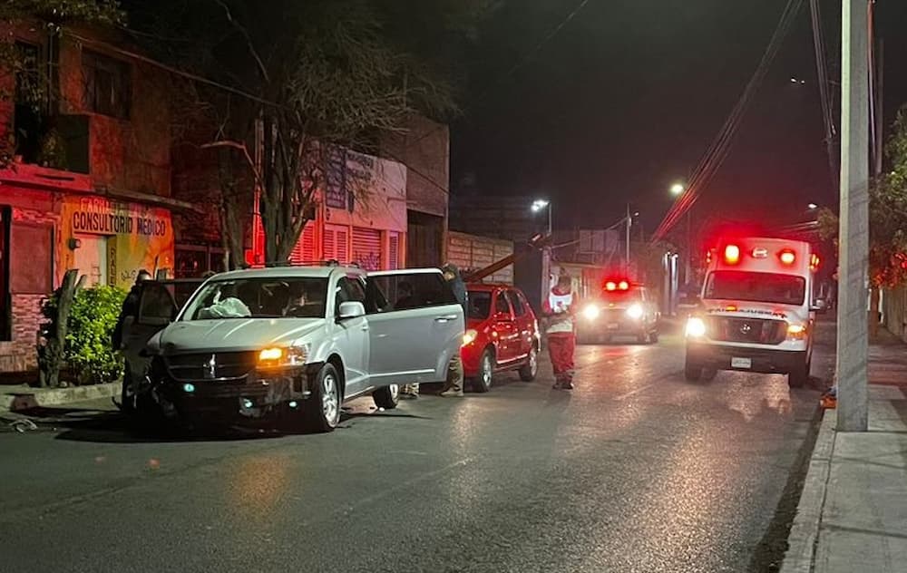 Camioneta derriba poste de telefonía en la colonia Centro de SJR