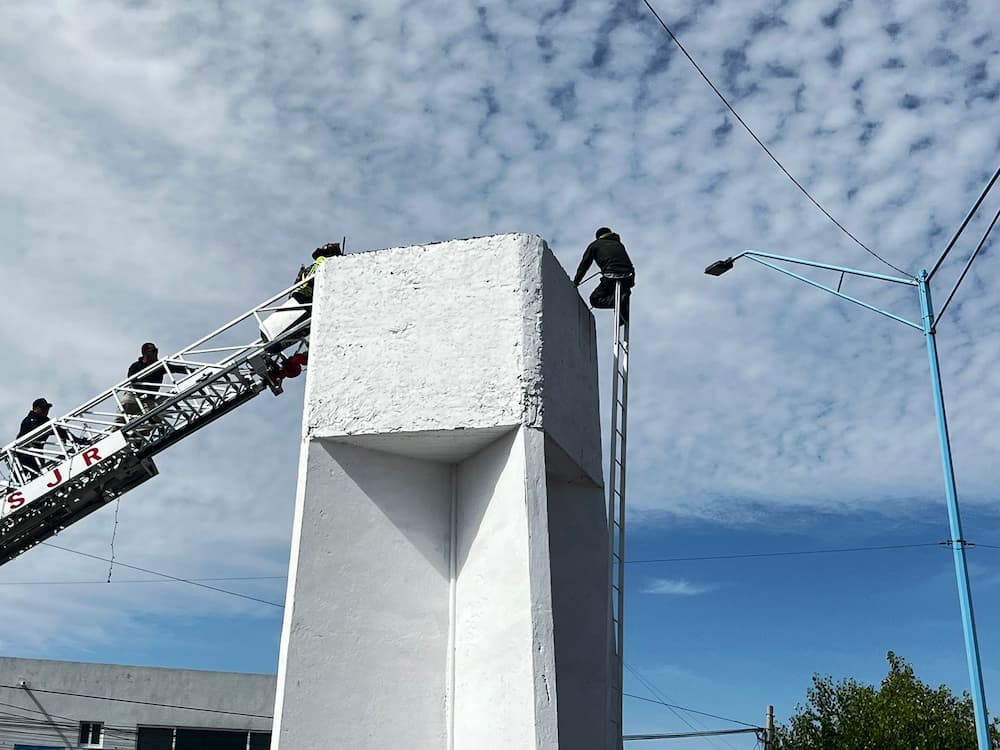 Dramático rescate, bomberos salvan a hombre que intentó lanzarse de una estructura en SJR