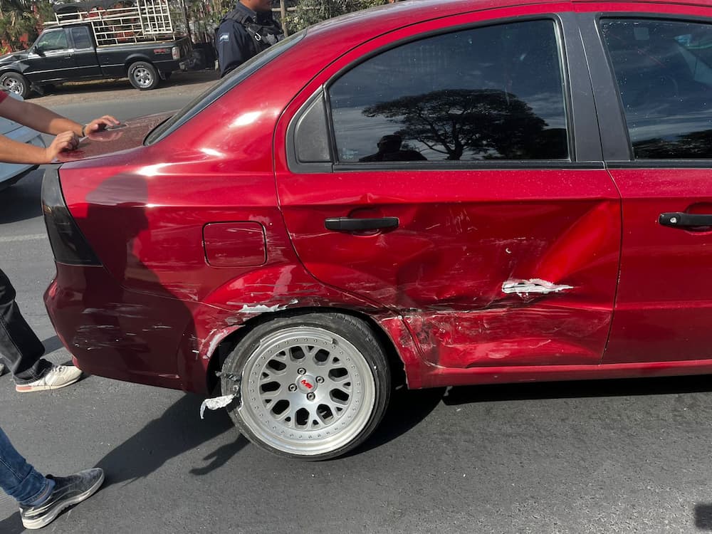 Fuerte choque por no respetar semáforo deja daños materiales en carretera San Juan del Río-Xilitla