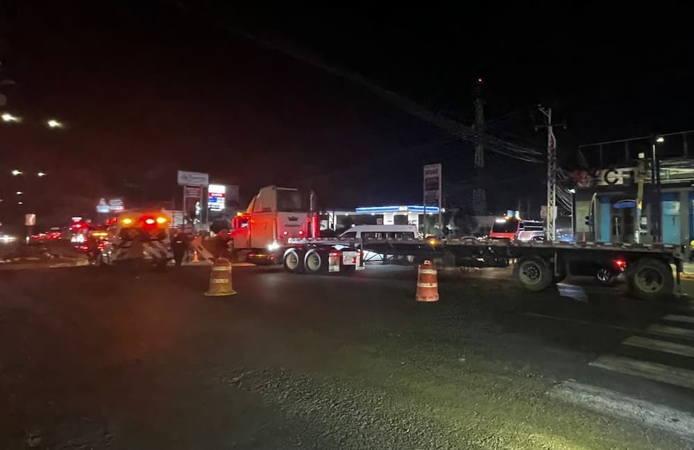 Tráiler choca y derriba semáforo en avenida Paseo Central de SJR