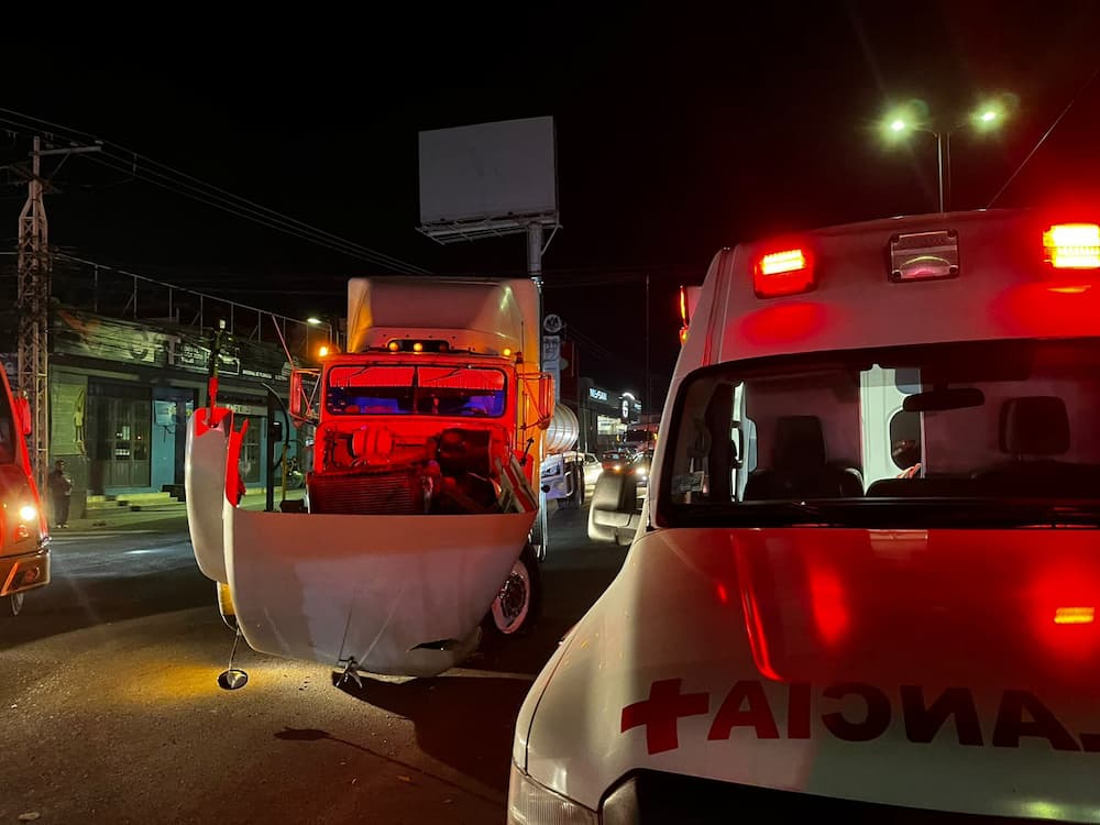 Tráiler choca y derriba semáforo en avenida Paseo Central de SJR