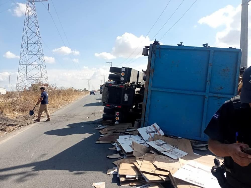 Vuelca tráiler en Pedro Escobedo; no hay lesionados