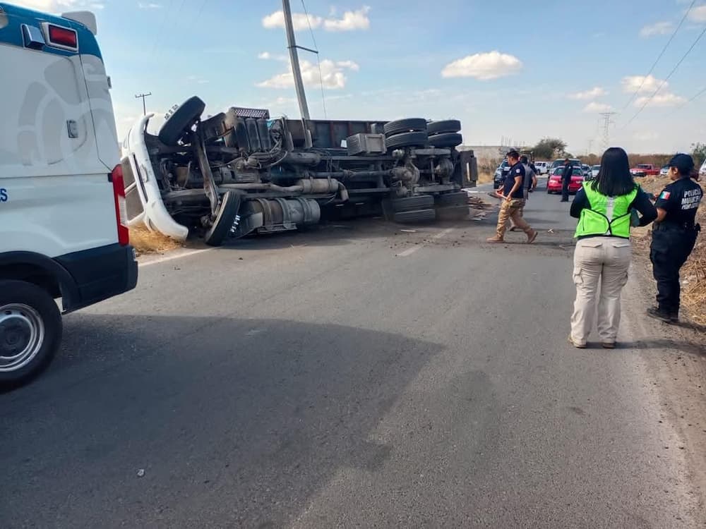 Vuelca tráiler en Pedro Escobedo; no hay lesionados