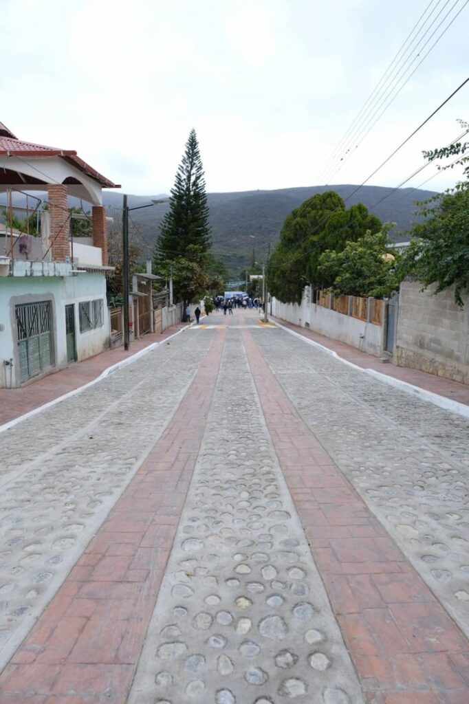 Entrega SEDESOQ obra social en Arroyo Seco