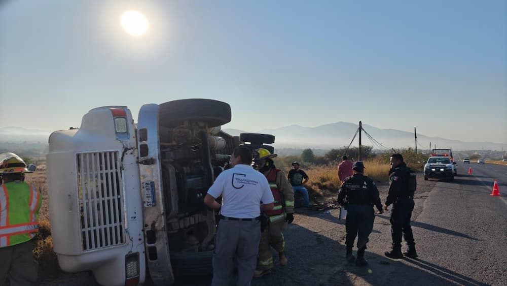 Genera afectaciones viales volcadura de tráiler en carretera San Juan del Río-Xilitla