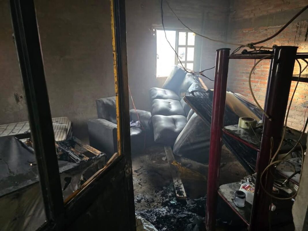 Incendio en casa habitación deja una persona lesionada en San Juan del Río