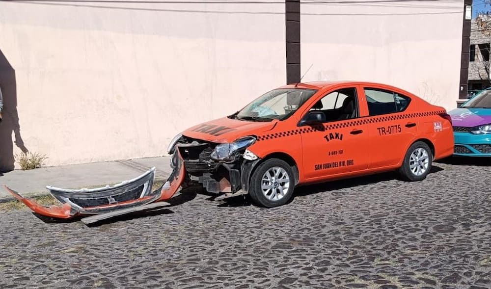 Patrulla de San Juan del Río se impacta contra taxi en aparatoso choque