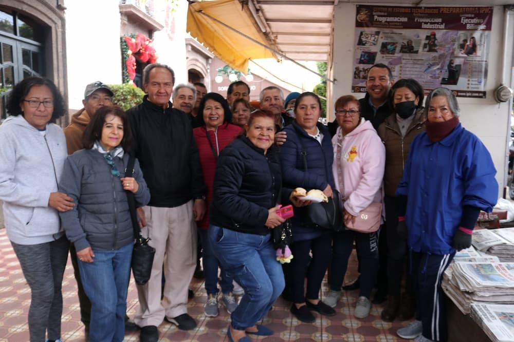 Roberto Cabrera convive con voceadores para celebrar Día de Reyes y compartir la tradicional rosca