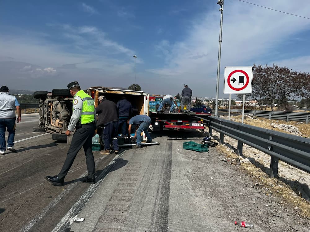 Accidente entre camionetas genera congestión en autopista México-Querétaro en SJR