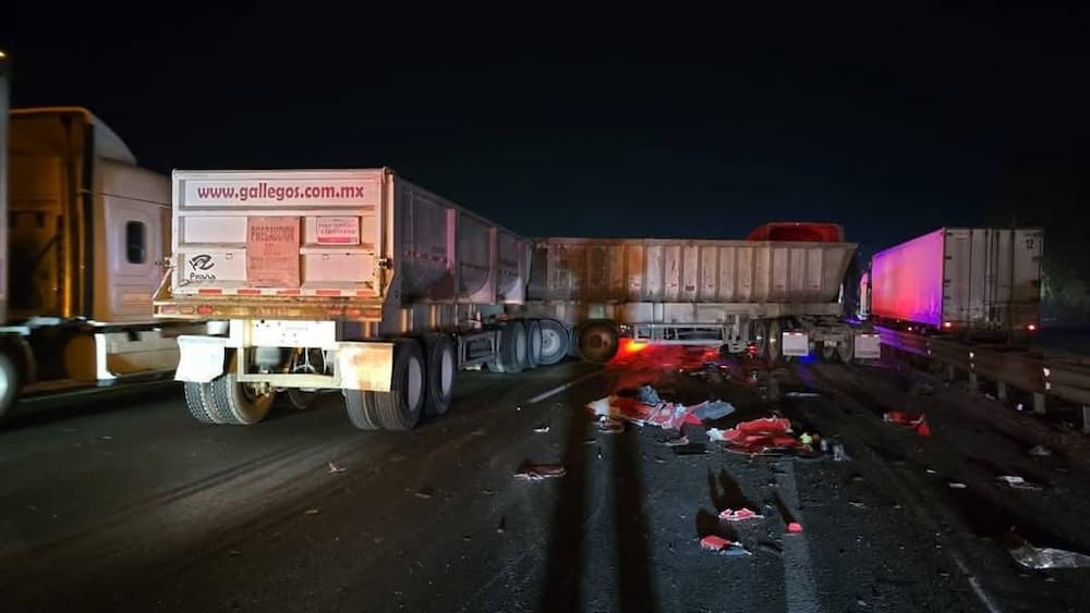 Aparatoso accidente entre unidades pesadas en autopista México-Querétaro (2)