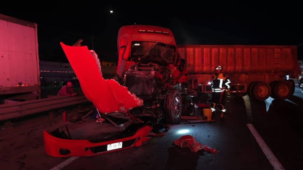 Aparatoso accidente entre unidades pesadas en autopista México-Querétaro (2)