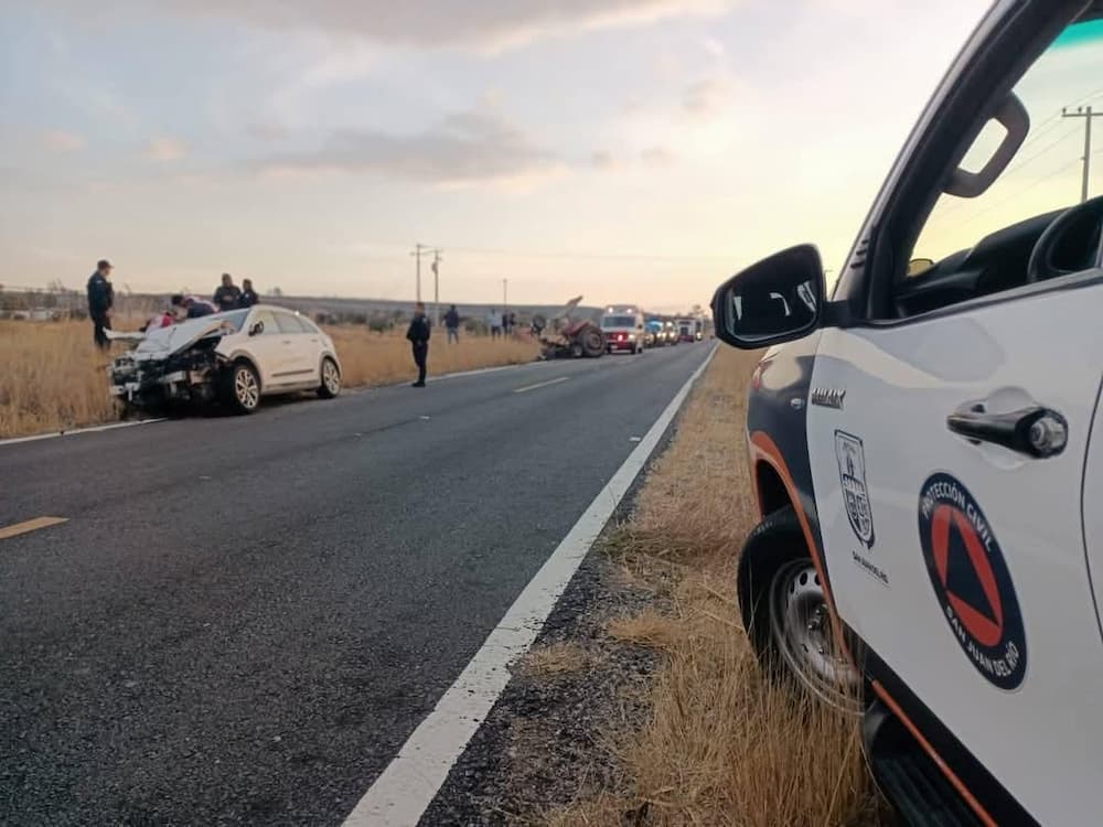 Fuerte choque entre camioneta y tractor deja cuatro lesionados en San Juan del Río