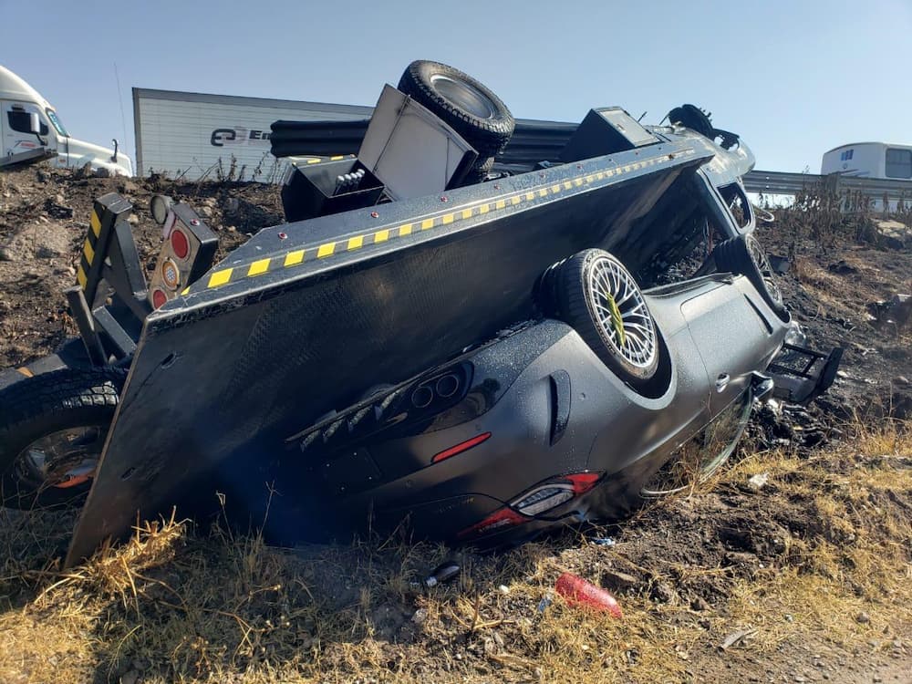 Grúa envuelta en llamas en autopista federal México-Querétaro