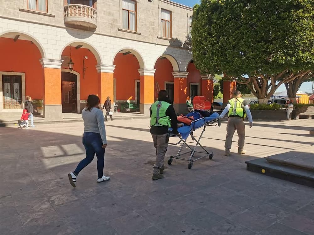 Mujer se desmaya en centro de Pedro Escobedo