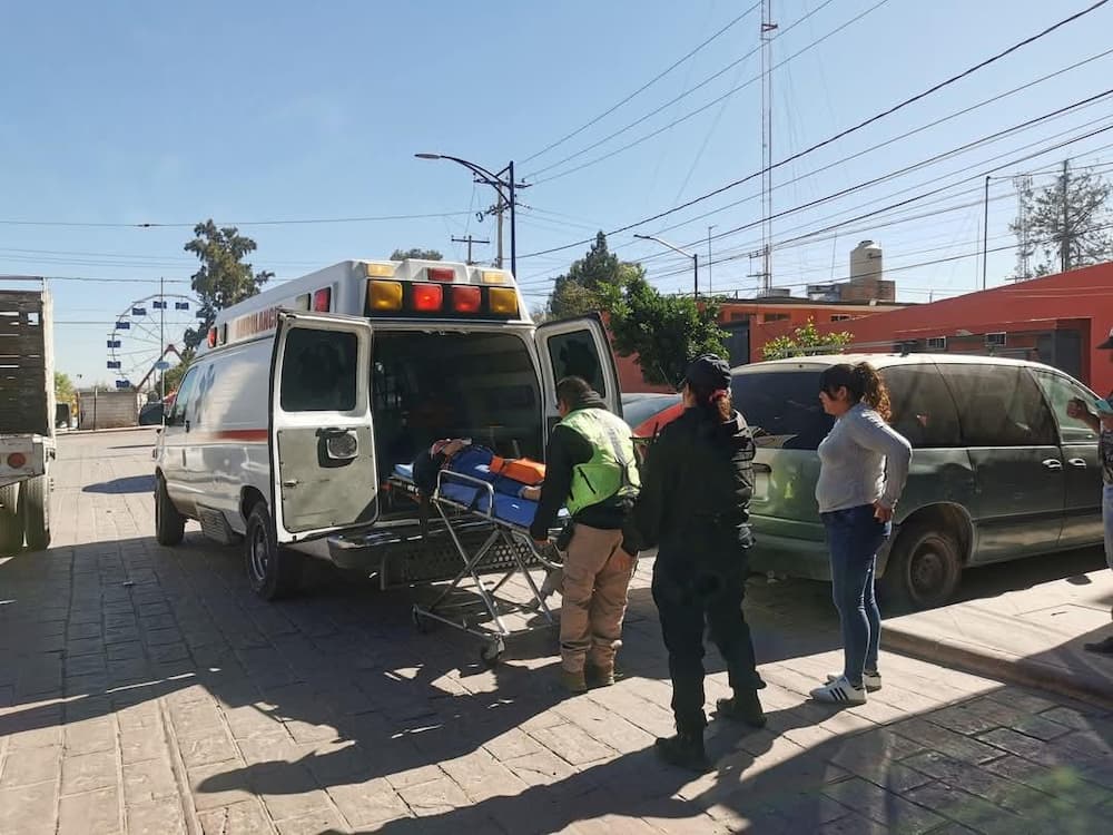 Mujer se desmaya en centro de Pedro Escobedo