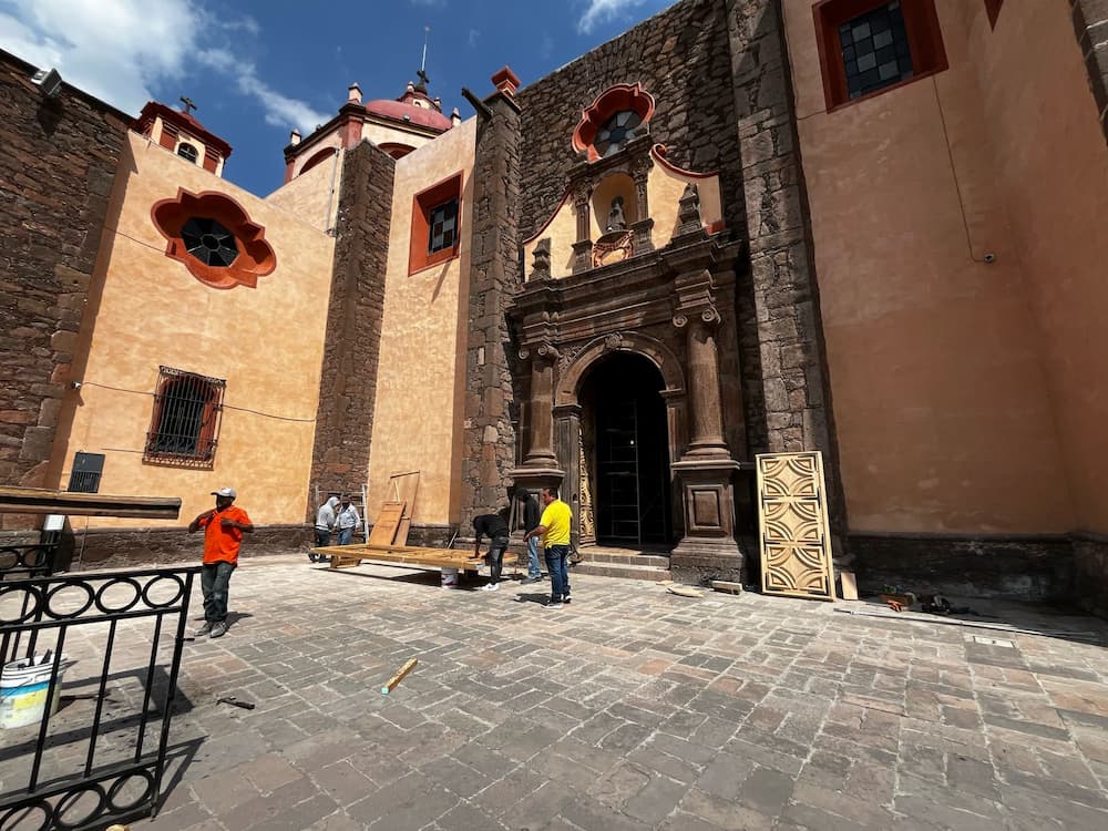 Restauran puerta de la parroquia de Santo Domingo en SJ