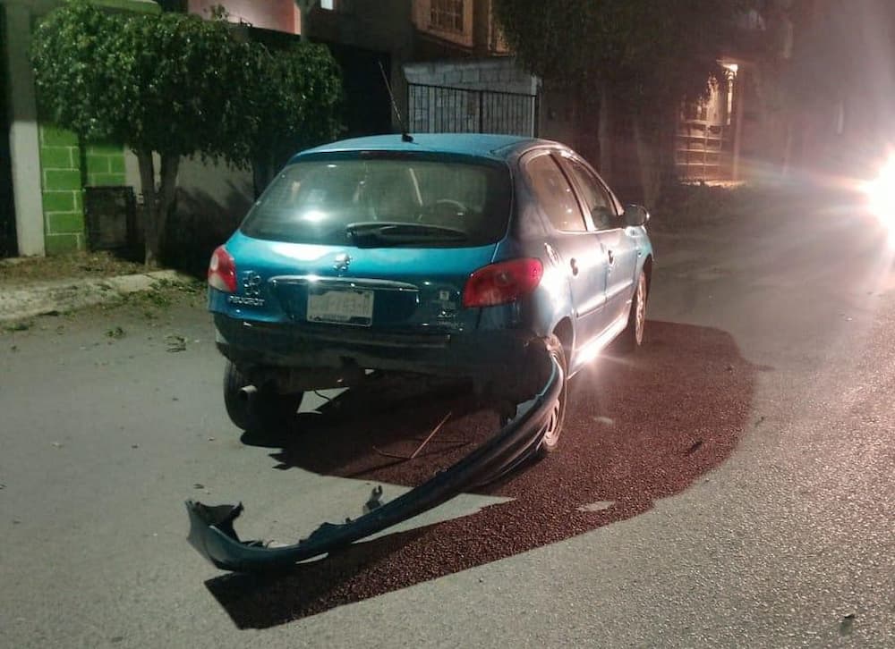 Falla mecánica provoca choque de camión de transporte público en Las Águilas, SJR