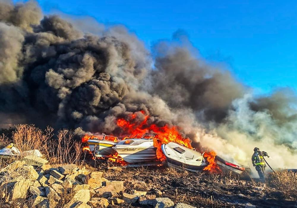 Impresionante incendio de lanchas en La Estancia, SJR