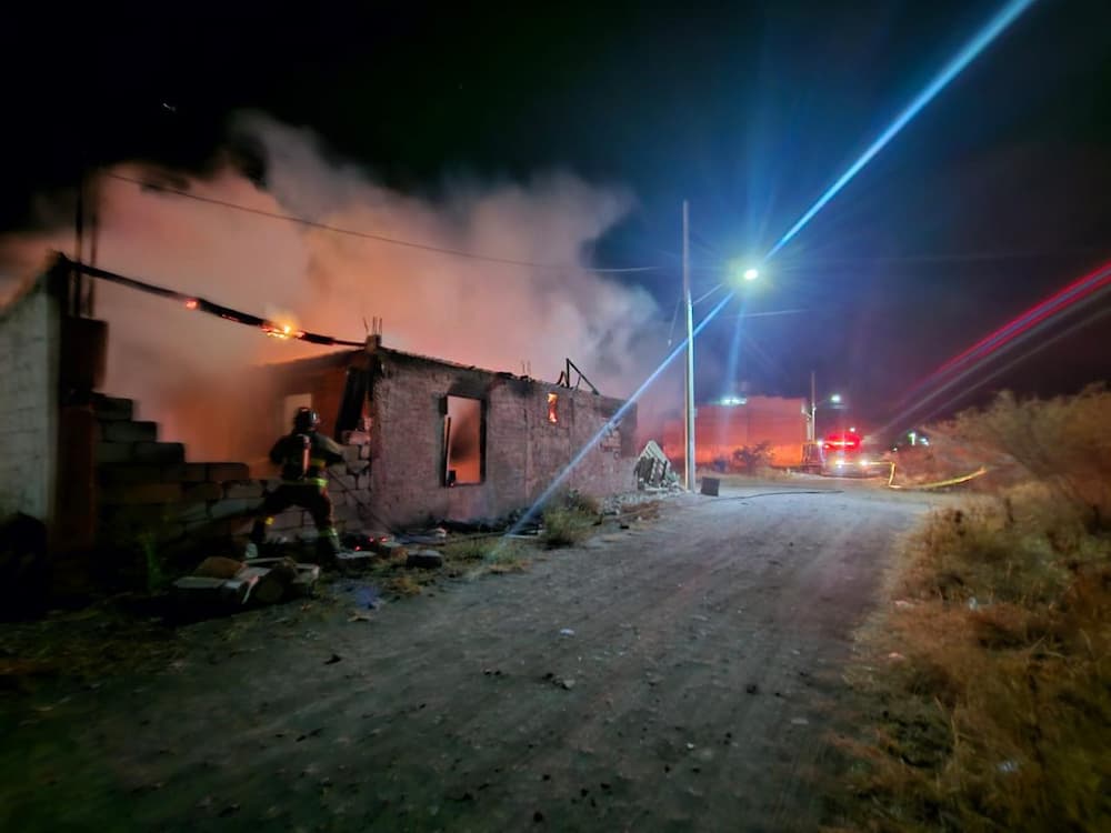 Incendio consume vivienda en colonia Los Rocíos, en San Juan del Río