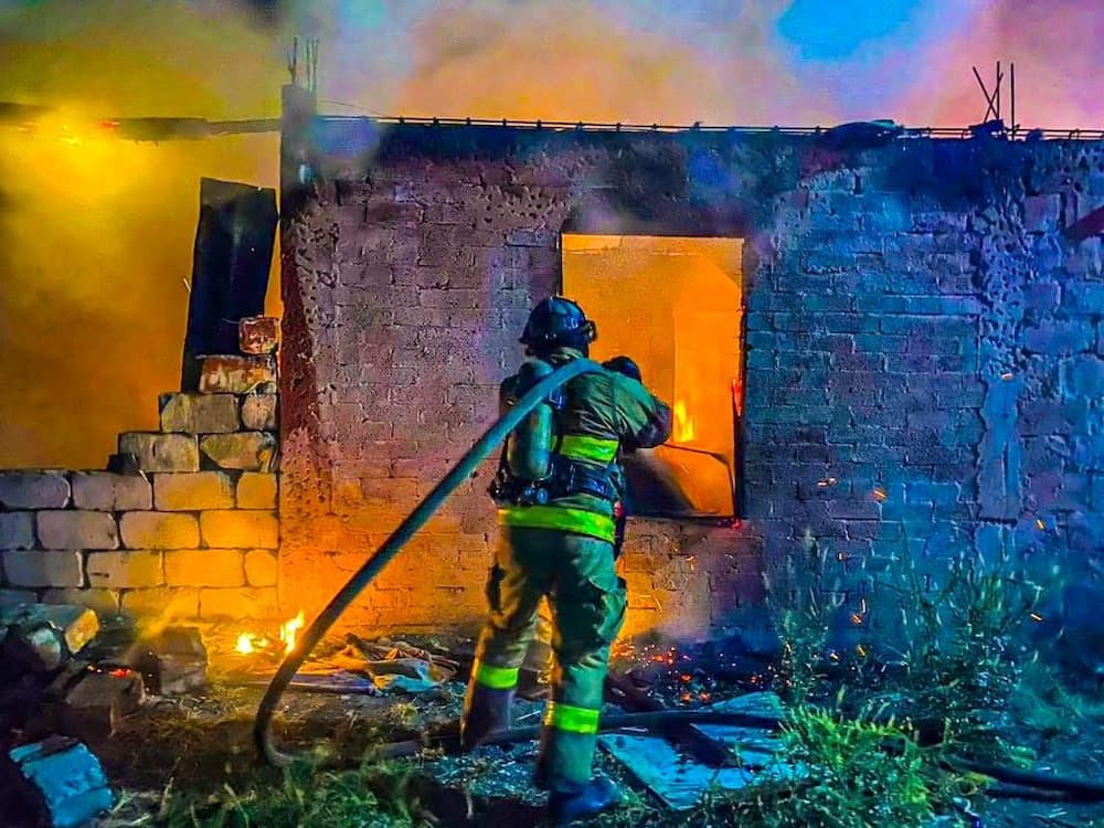 Incendio consume vivienda en colonia Los Rocíos, en San Juan del Río