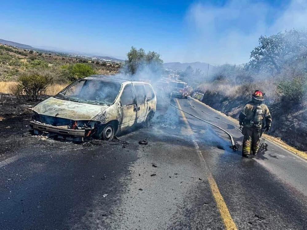 Incendio de camioneta en carretera San Juan del Río-Amealco moviliza cuerpos de emergencia